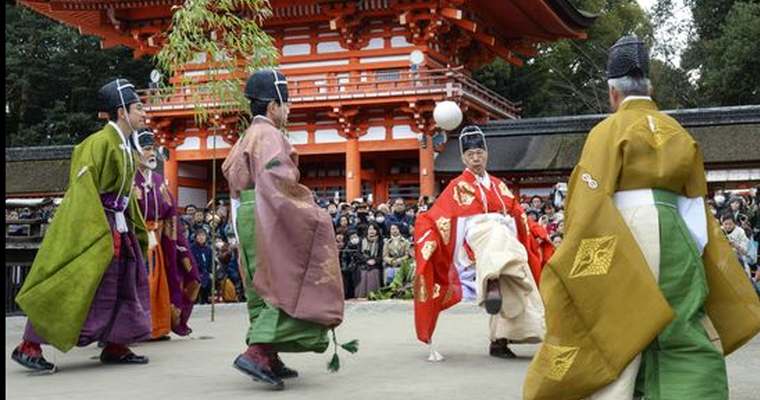 日本京都神社举行新年蹴鞠表演