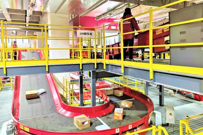 揭秘送年货“不打烊”：快递进厂驻点，订单不过夜