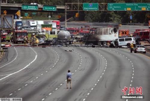 资料图：美国洛杉矶两辆油罐车与多辆轿车相撞。