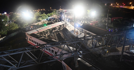 脱轨事故现场(来源:台湾"中央社")海外网10月22日电 21日下午,台铁第