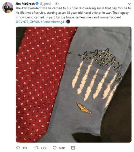 老布什入棺时穿的带有美国海军飞行队图案的袜子  布什家族发言人推特 图