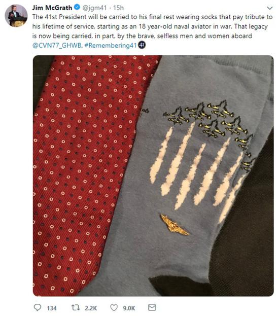 老布什入棺时穿的带有美国海军飞走队图案的袜子 布什家族说话人推特 图