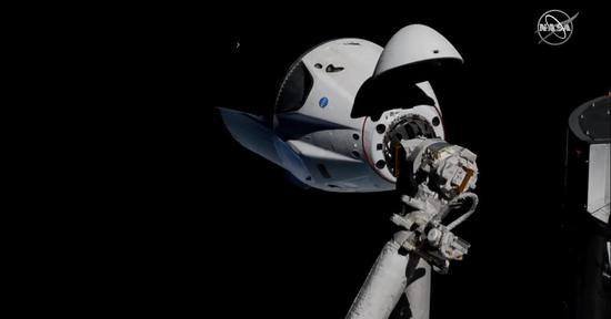 “飞龙2号”与国际空间站对接，图均来自SpaceX推特