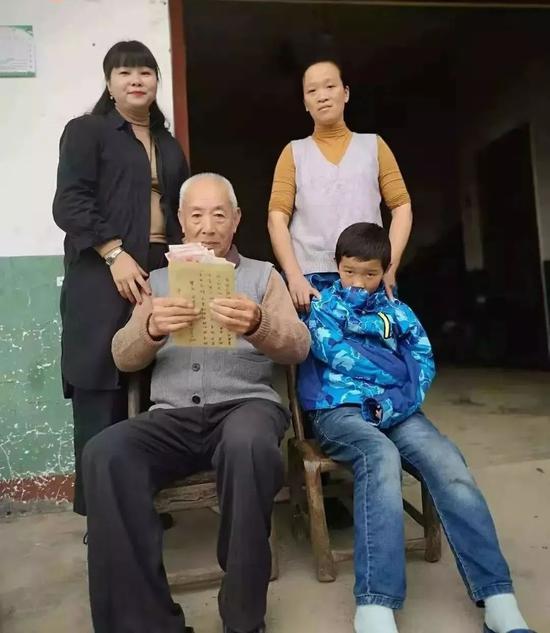 儿子去世后老人突然多出26个“子女” 每月来送