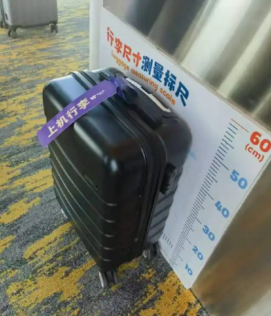男子登机口被拦收取200元行李“逾重费”，起诉西部航空和云南机场地服要求退还，西部航空称已尽到合理提示义务