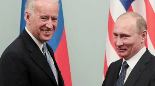 2011年3月10日，在莫斯科举行的会议上，普京（右）和时任美国副总统拜登握手。来源：Reuters