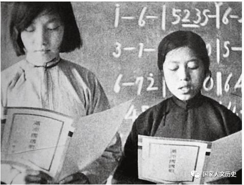 伪满时期,正在学唱伪满洲国“国歌”的女学生