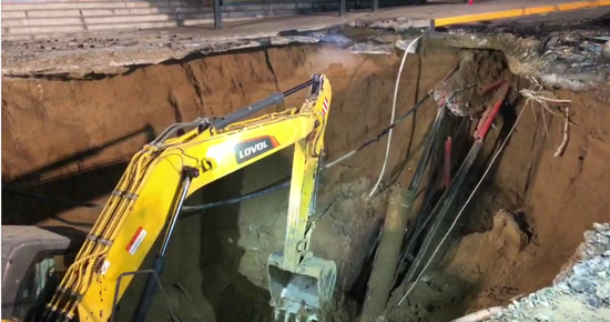 洞中可见大量黄土及断裂的管道。来源：新京报我们视频