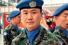 中国第十批赴马里维和医疗分队悼念蓝盔忠魂