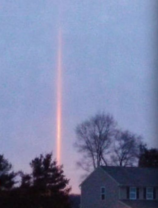 一道巨大的红色光束在加拿大上空被拍摄到。