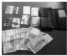 ▶乘客王某的钱包。 警方供图