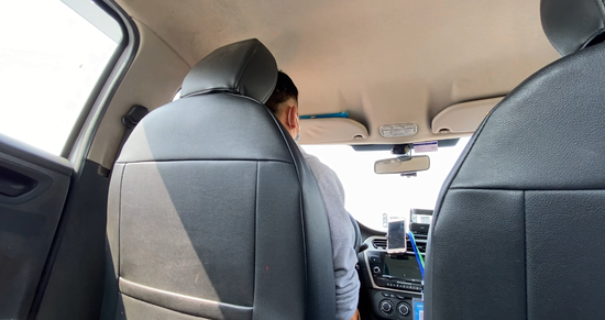 王师傅正在驾驶出租车。视频截图