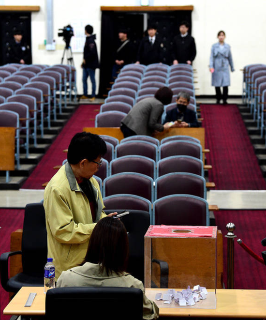 28日,韩国民众抽签旁听朴槿惠一审判决,现场冷清