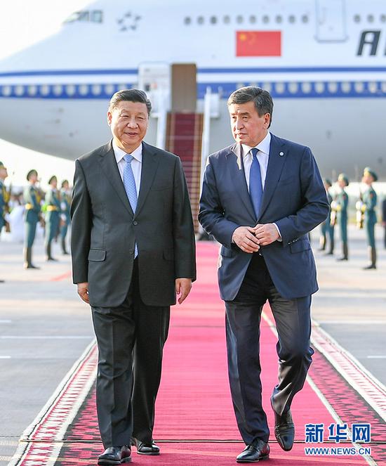 6月12日，国家主席习近平乘专机抵达比什凯克，开始对吉尔吉斯共和国进行国事访问并出席上海合作组织成员国元首理事会第十九次会议。这是习近平同前来迎接的吉尔吉斯斯坦总统热恩别科夫亲切交谈。 新华社记者 谢环驰 摄