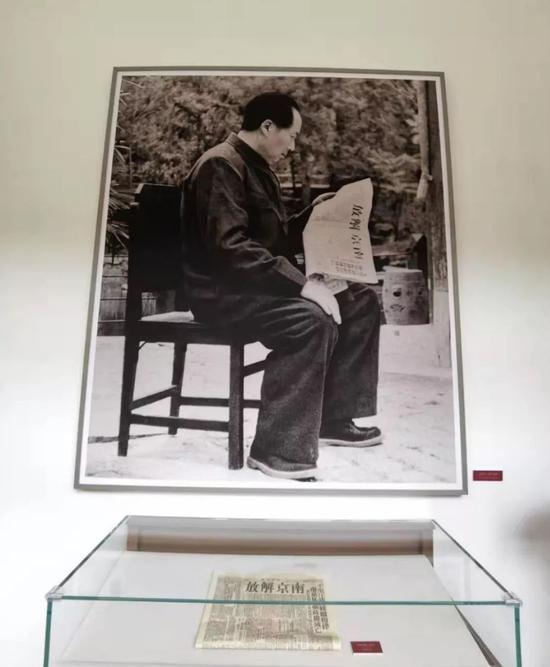 △毛泽东在双清别墅阅读“南京解放”的报道。（央视记者杨立峰拍摄）