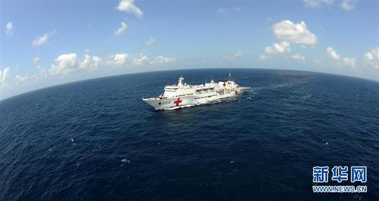 2015年10月1日，执行“和谐使命-2015”任务的中国海军和平方舟医院船经阿拉弗拉海向澳大利亚航渡（资料照片）。新华社发