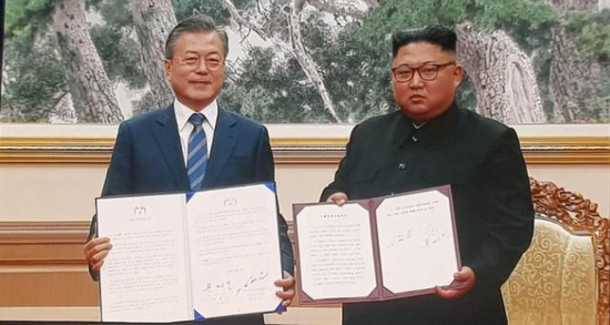 海外网9月19日电 当地时间9月19日，朝鲜国务委员会委员长金正恩和韩国总统文在寅在平壤百花园国宾馆签署《9月平壤共同宣言》（简称《共同宣言》）。