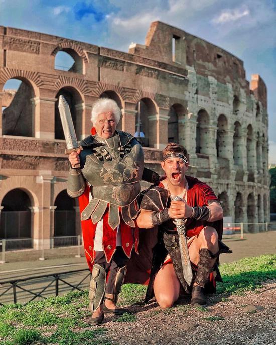 93岁奶奶与孙子成角色扮演＂搭档＂ 获百万网友