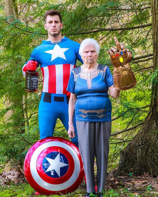 93岁奶奶与孙子成角色扮演＂搭档＂ 获百万网友