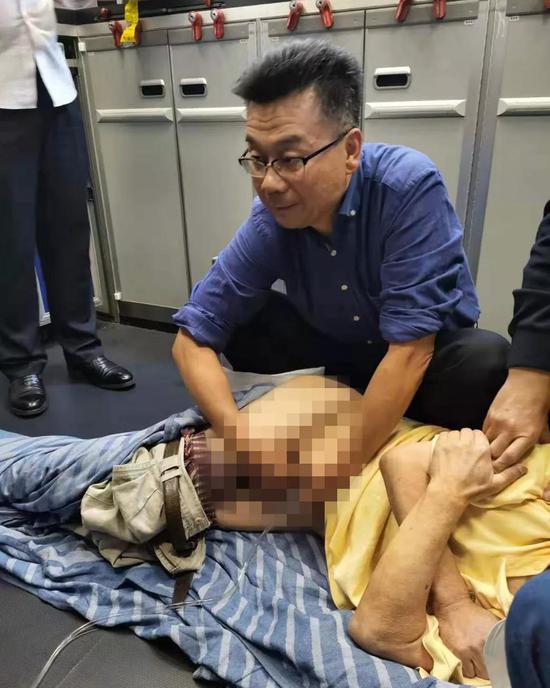 飞机上帮患者排干净尿液 医生获十万孟照国事件