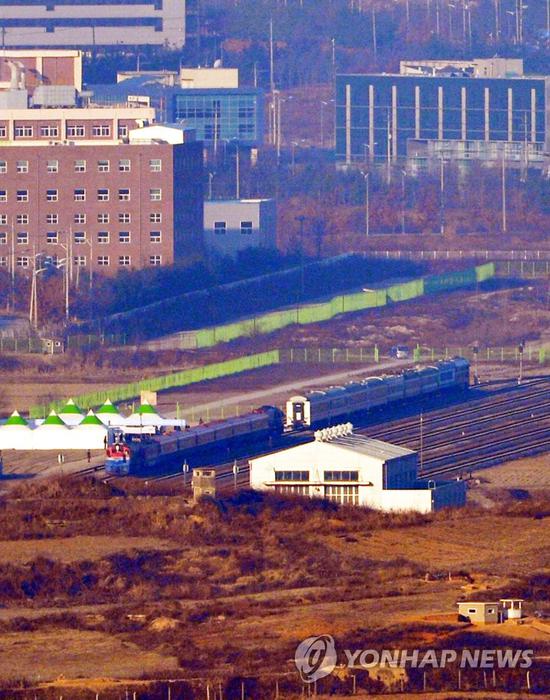 朝韩相聚板门店，右方为朝鲜火车，左侧为韩国火车 本文图源均来自韩联社