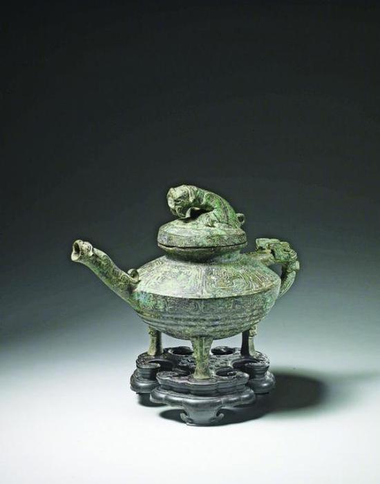 (珍贵的“虎鎣”青铜器。)
