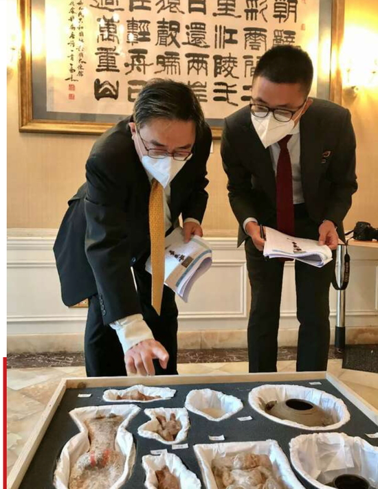 2020年10月16日,国家文物局授权中国驻英大使馆与英国大都会警察局,在中国驻英国大使馆文化处进行文物移交接收。白桦 摄