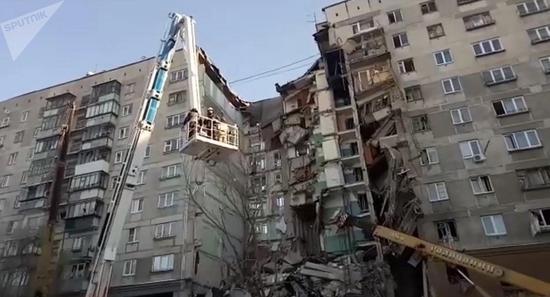 马格尼托哥尔斯克发生燃气爆炸的居民楼墙体将被拆除。（俄罗斯卫星通讯社）