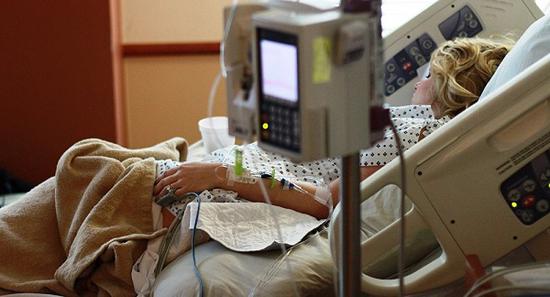 美国一女子在用抗衰老面霜后，陷入半昏迷。（图源：俄罗斯卫星通讯社）