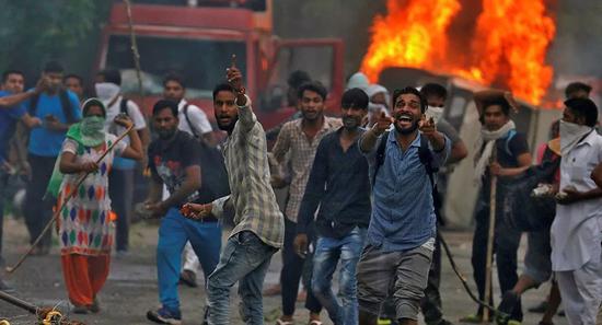 印度骚乱：每天都有伤亡 有人抗议就为领几十块