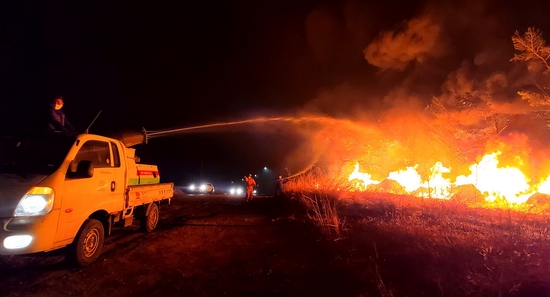 当地时间3月5日，韩国东南部山火持续蔓延，当地消防人员奋力灭火。