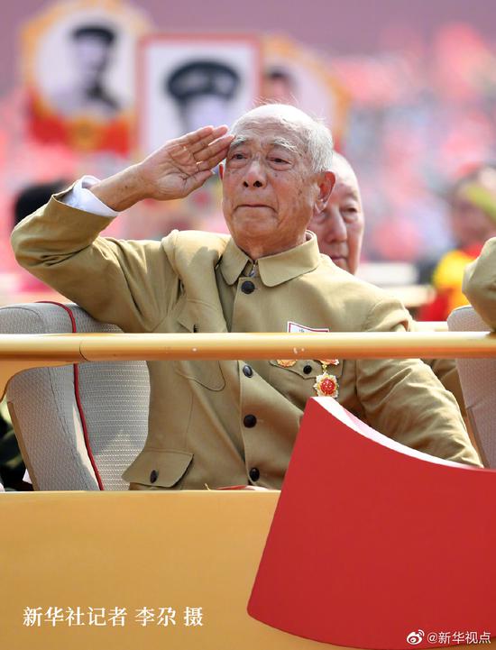 老兵阅兵时落泪想到离世战友无法看到这盛世图