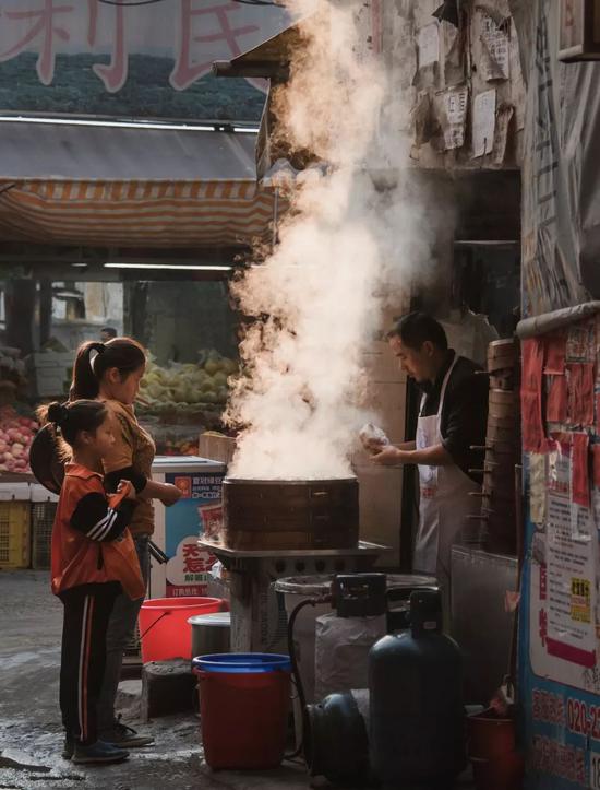 早点摊等餐食的孩子.受访者供图