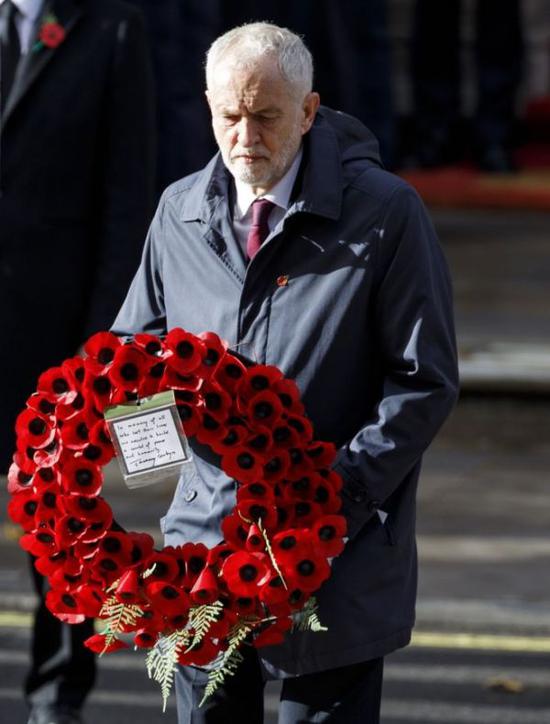 英国工党领袖科尔宾向阵亡将士敬献花圈。（法新社）