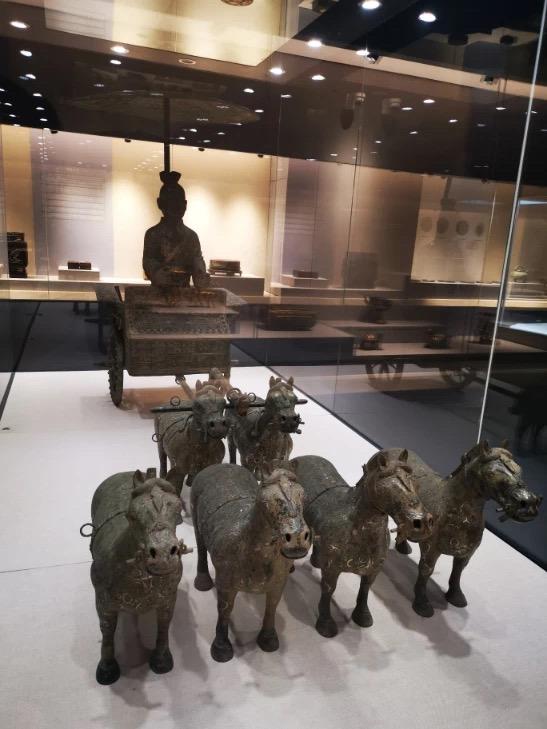 重庆大学博物馆展出的“改装版铜车马”。 微信公众号“江上说收藏”图