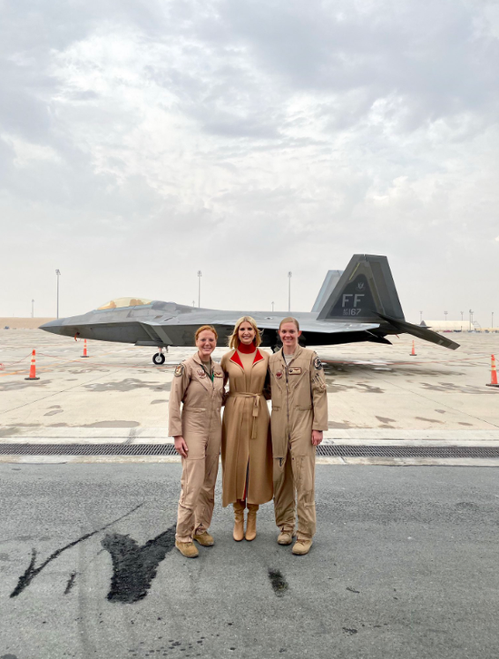 伊万卡现身卡塔尔美军基地 与女兵F-22战机前合影