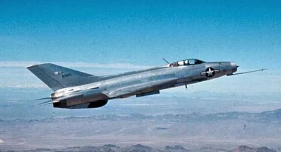 美国空军于20世纪60年代隐秘试飞从伊拉克潜逃的米格-21战机原料照片,机身上已涂有美空军徽标。