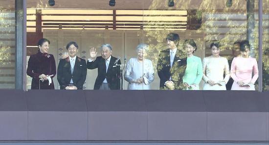 日本明仁天皇在阳台向民多挥手致意