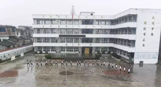 ▲这是蒿坝镇中心校女子篮球队队员在训练前热身（2018年12月8日摄）