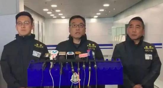 李桂华(中)介绍情况