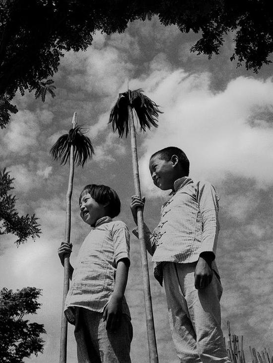 河北冀中,正在站岗放哨的冀中根据地儿童团员.摄影|石少华