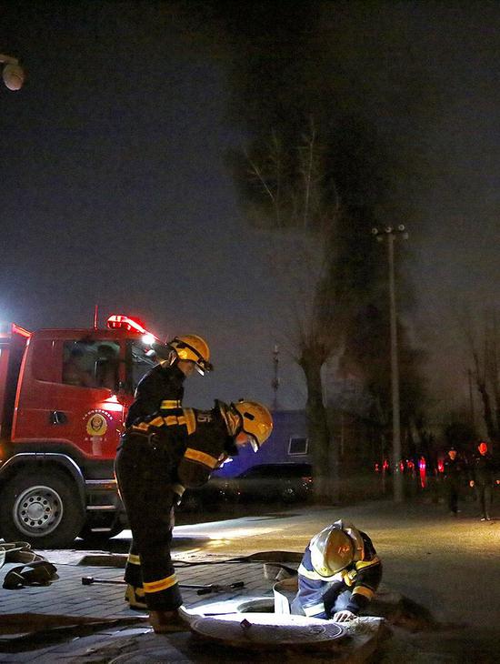 12月14日，消防指战员赶到火灾现场。