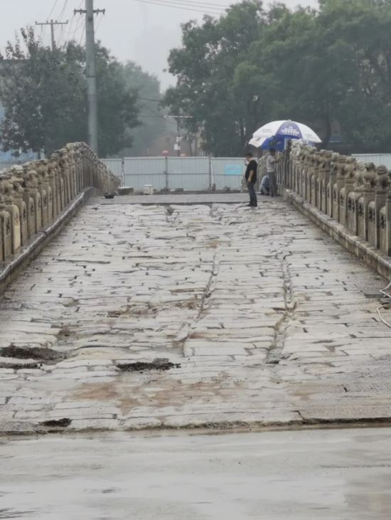  衡水安济桥中孔桥面已铺设新条石。本报记者冯维健摄