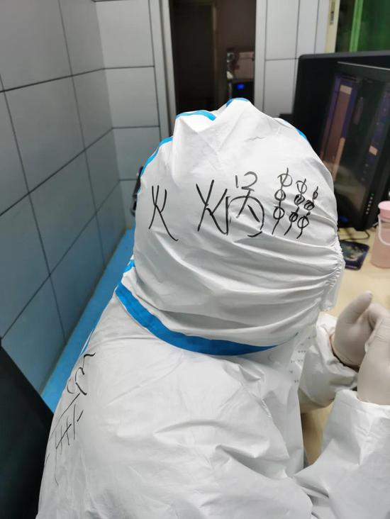 为了满足黄维的“辣胃”，科室同事们在防护服上画了火锅和串儿。