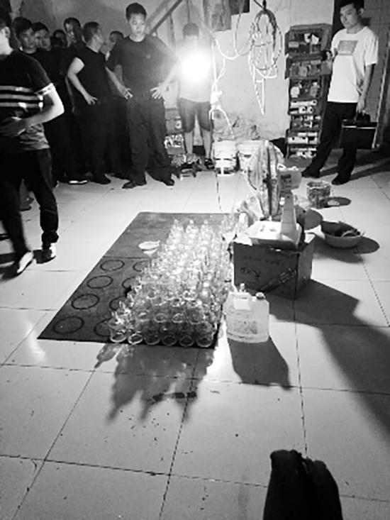 警方端掉假酒制造窝点