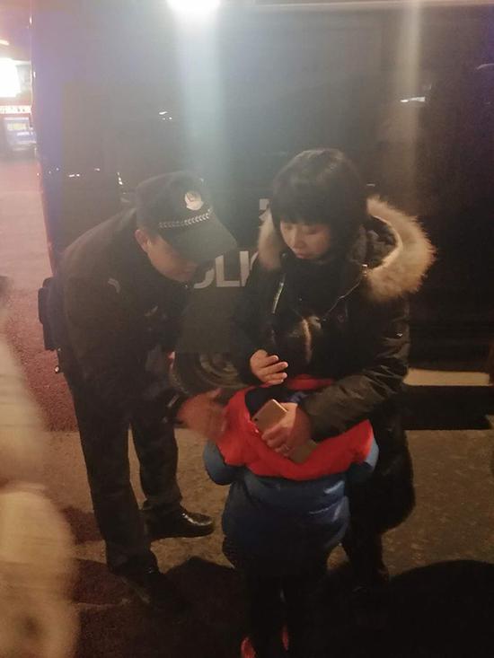 小女孩被民警找到后与母亲拥抱。 宜宾市公安局翠屏分局西城派出所 图