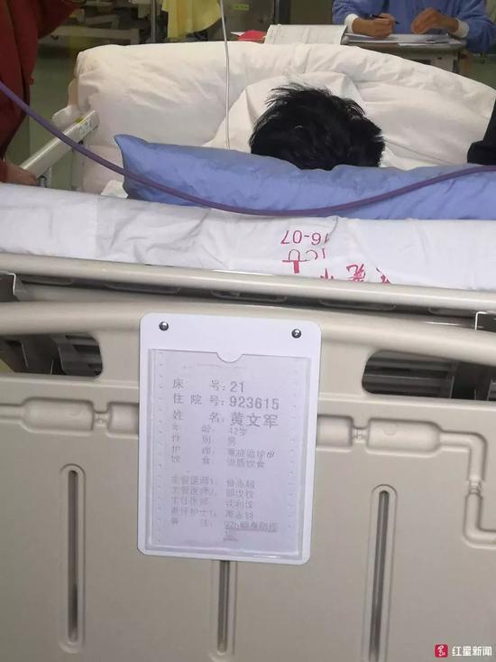 黄文军躺在东莞人民医院的重症监护室。受访者供图