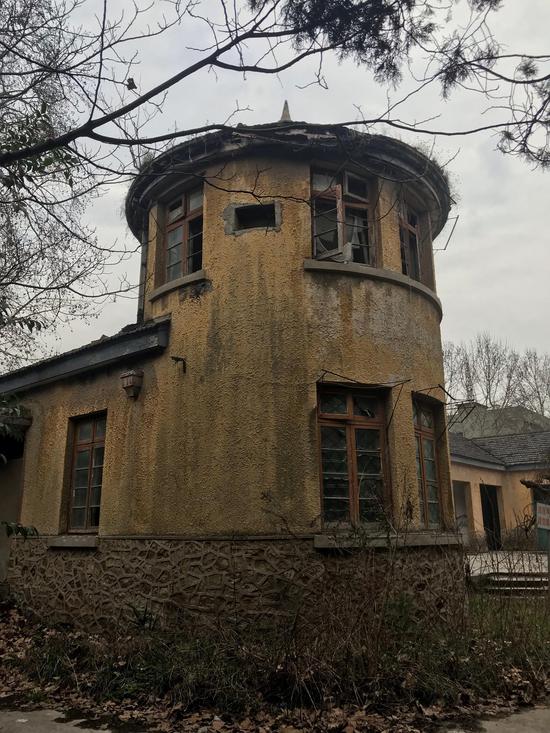 江南水泥厂旧址里年久失修的房子。本文图片 澎湃新闻记者 陈珂