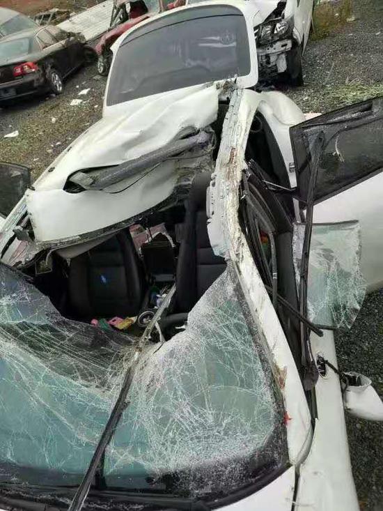 李哲的车在车祸中报废.受访者供图
