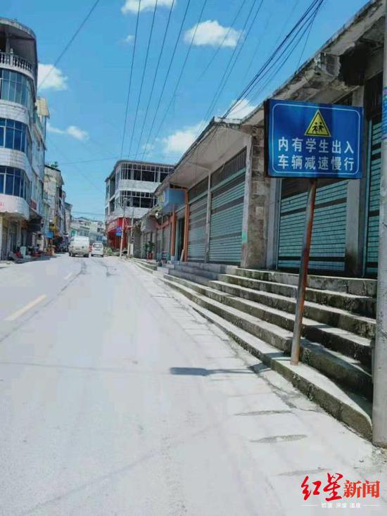 ↑事发路段有明显提示减速标识